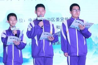 Phong thái vẫn như cũ! Trần Giang Hoa tham dự vòng chung kết giải bóng rổ 3 chọi 3 tỉnh Quảng Đông trao giải cho cầu thủ